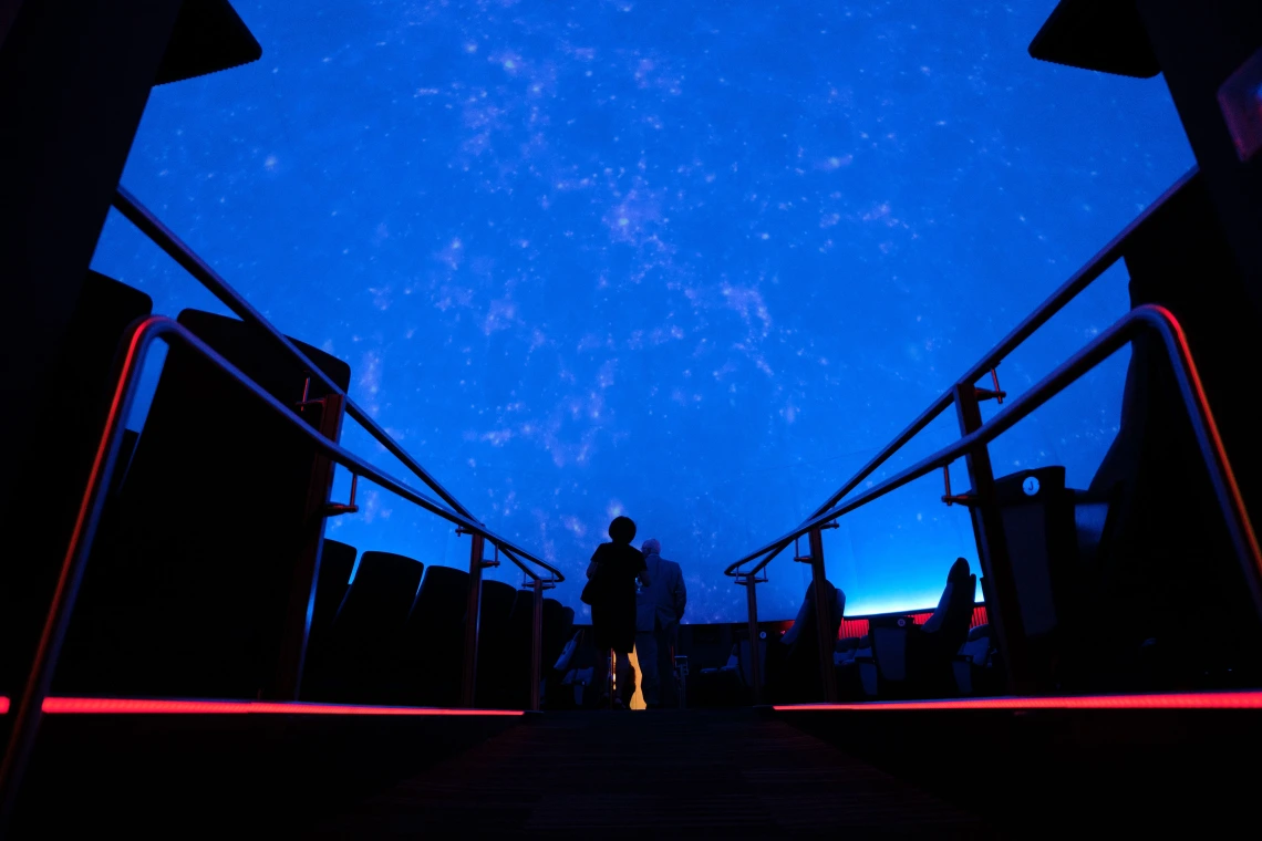 Couple-entering-Flandrau-planetarium